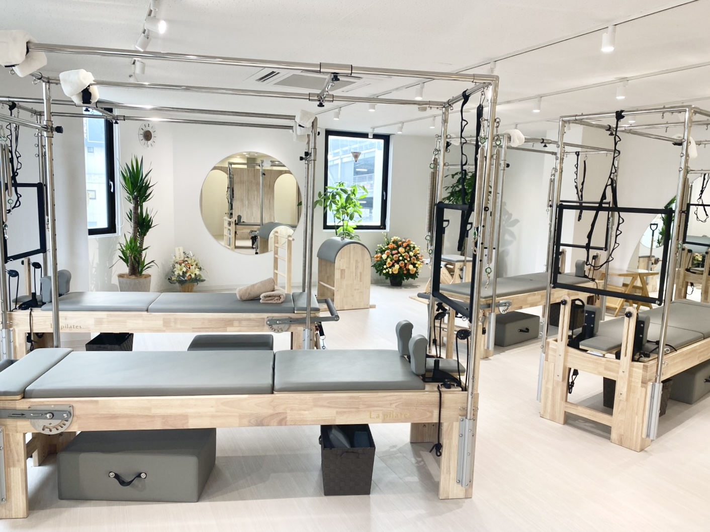 大きな窓と専用マシンが揃う清潔な長野店スタジオ