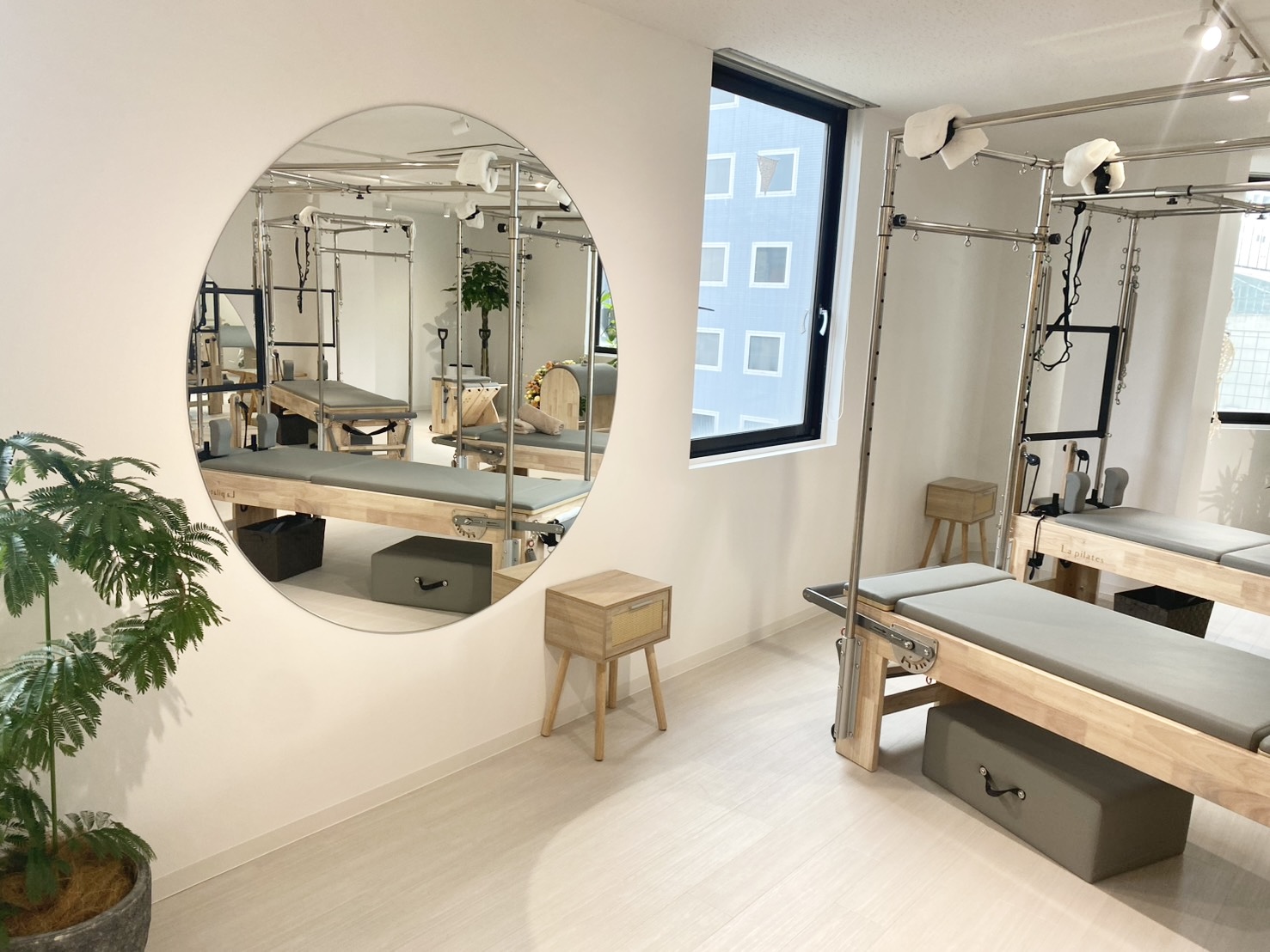 大きな窓と専用マシンが揃う清潔な長野店スタジオ