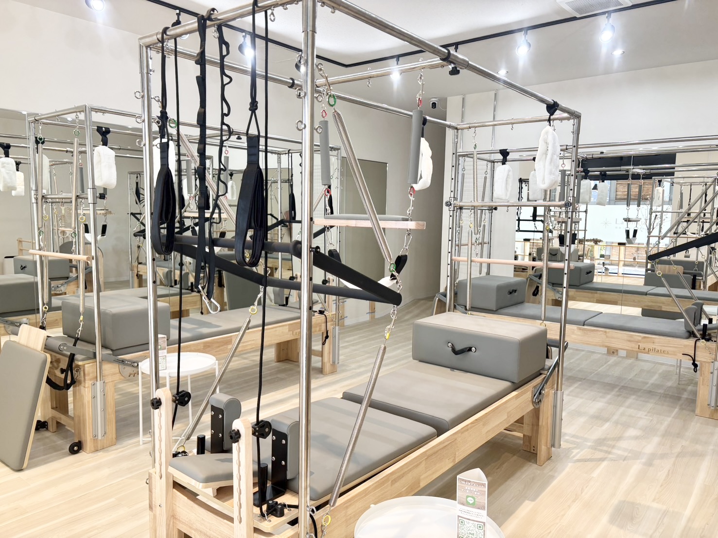 大きな窓と専用マシンが揃う清潔な久留米店スタジオ