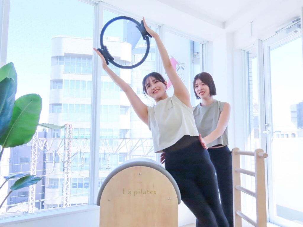 マンツーマンのマシンピラティスのレッスン風景