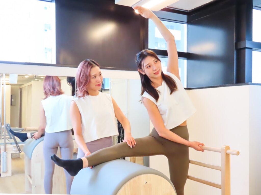 マシンを使用して体幹を鍛える女性