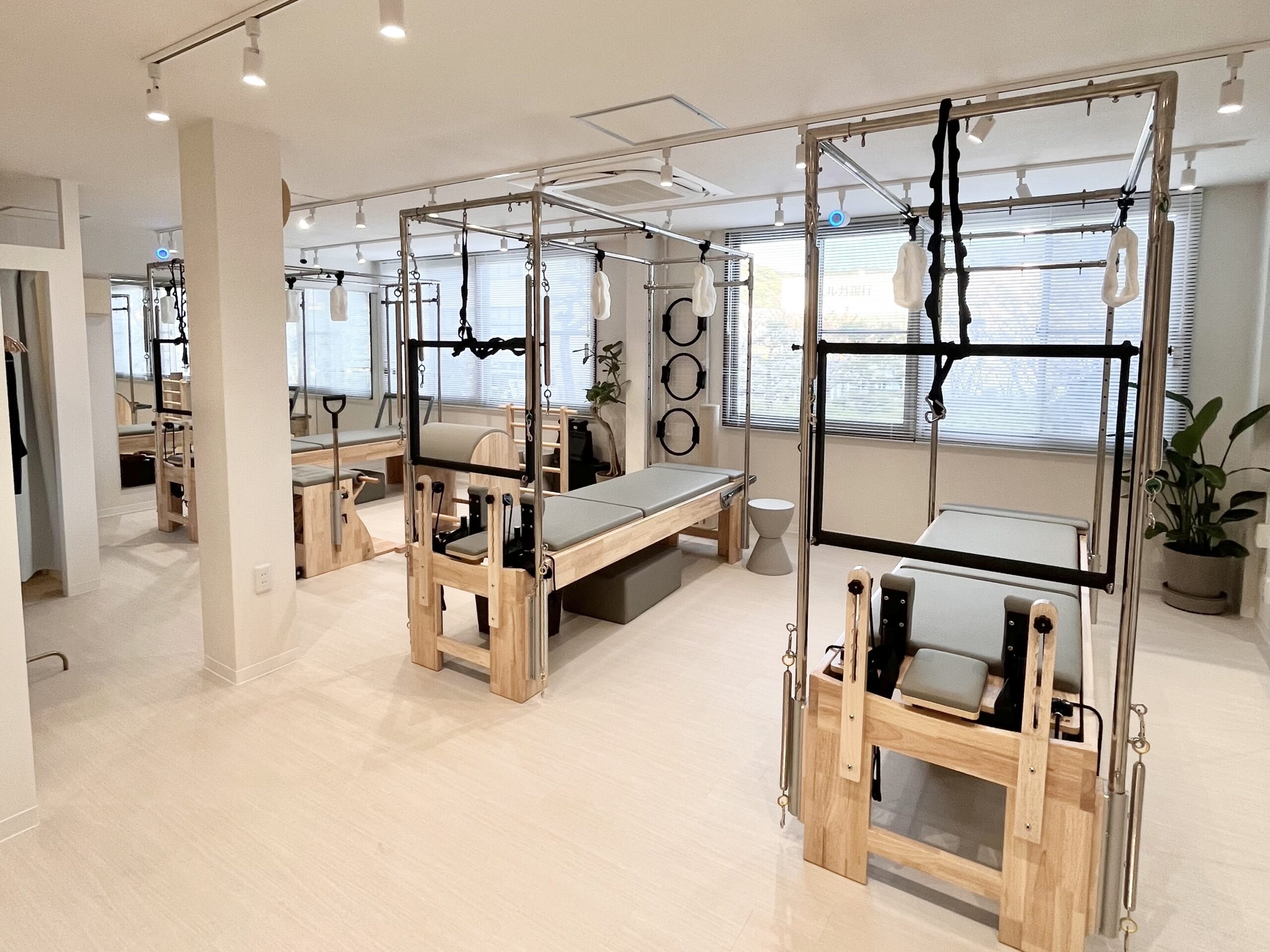 大きな窓と専用マシンが揃う清潔なLa pilates鎌倉店スタジオ