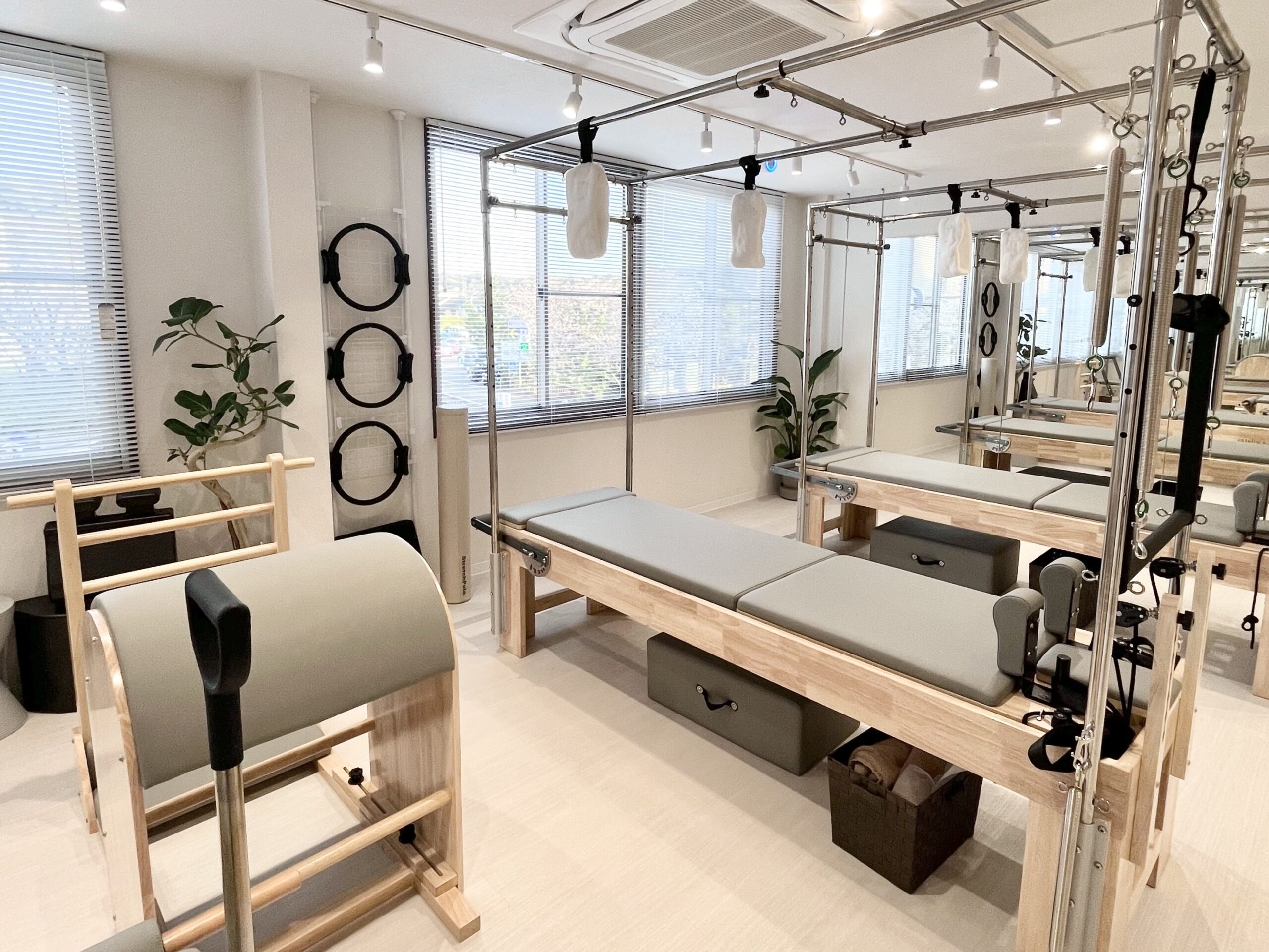 大きな窓と専用マシンが揃う清潔なLa pilates鎌倉店スタジオ