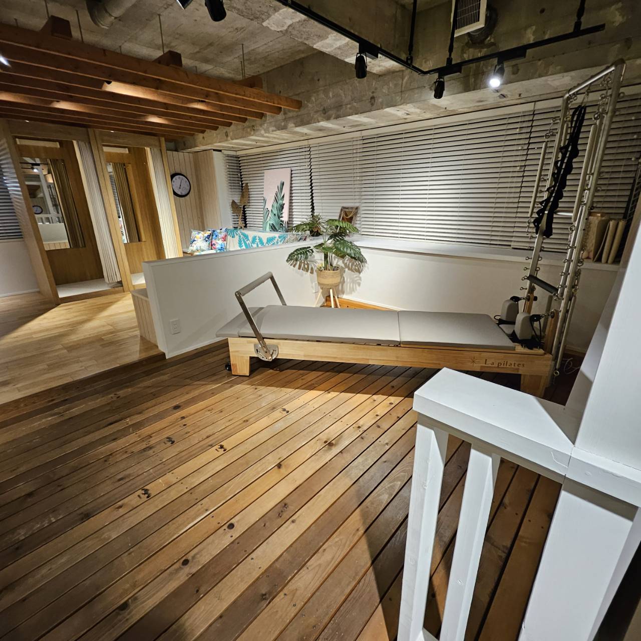 大きな窓と専用マシンが揃う清潔な藤沢店スタジオ