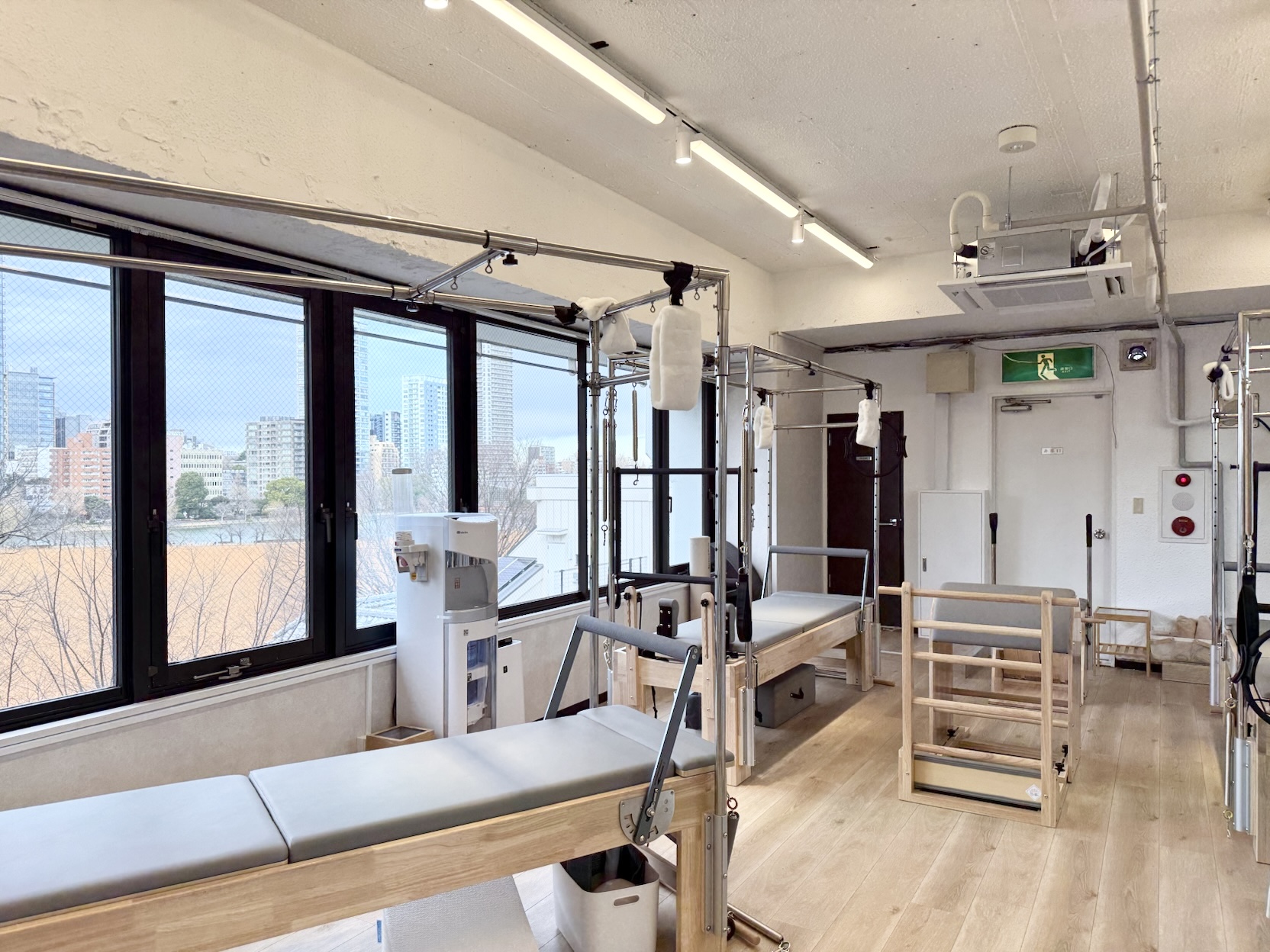 大きな窓と専用マシンが揃う清潔な上野店スタジオ