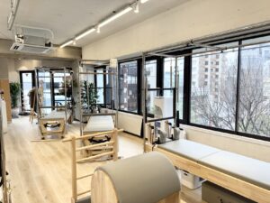 大きな窓と専用マシンが揃う清潔な上野店スタジオ
