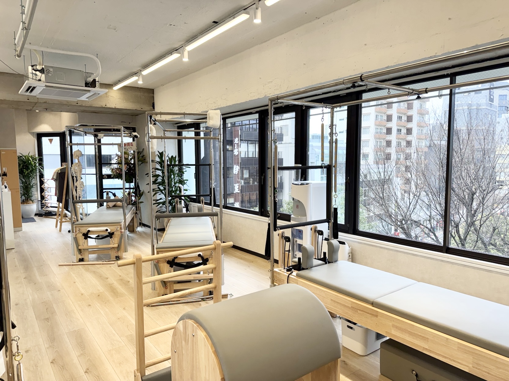 大きな窓と専用マシンが揃う清潔な上野店スタジオ