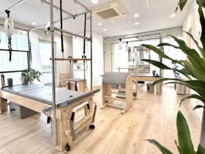 大きな窓と専用マシンが揃う清潔な徳島店スタジオ