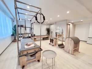 大きな窓と専用マシンが揃う清潔な錦糸町店スタジオ