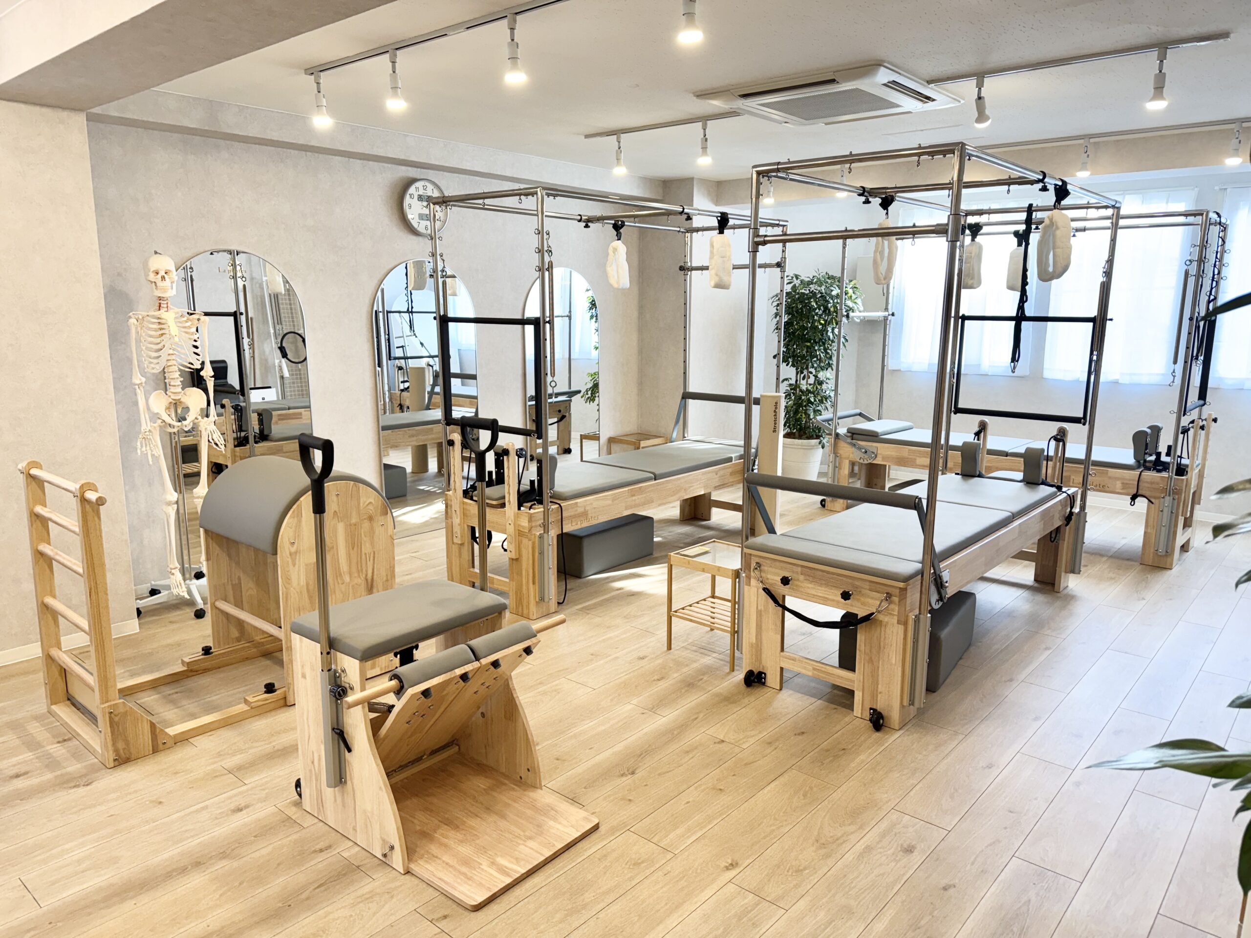 大きな窓と専用マシンが揃う清潔な草加店スタジオ