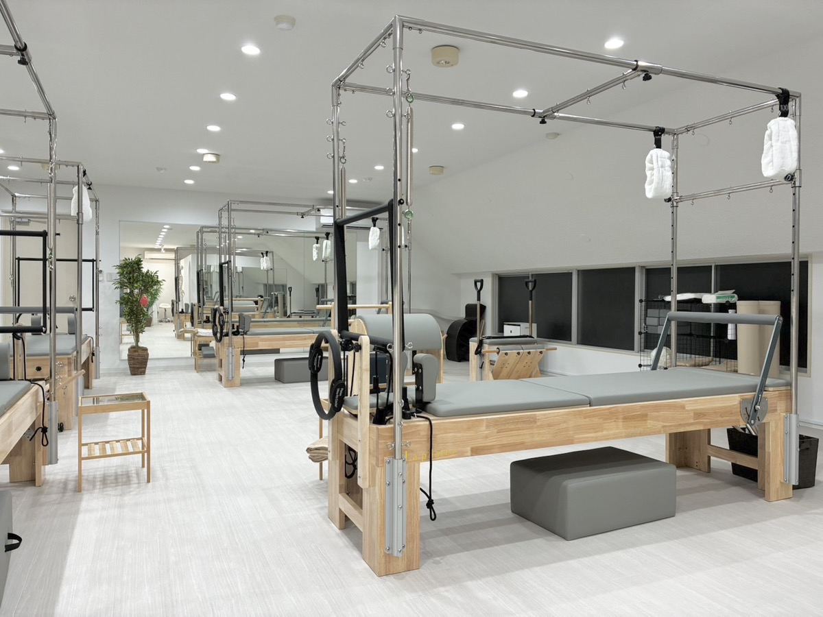 大きな窓と専用マシンが揃う清潔な仙台店スタジオ