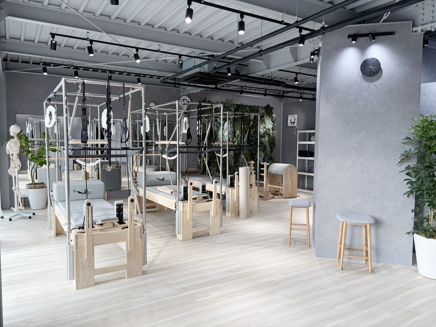 大きな窓と専用マシンが揃う清潔な太田店スタジオ