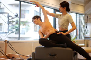 ピラティスのレッスンをする女性