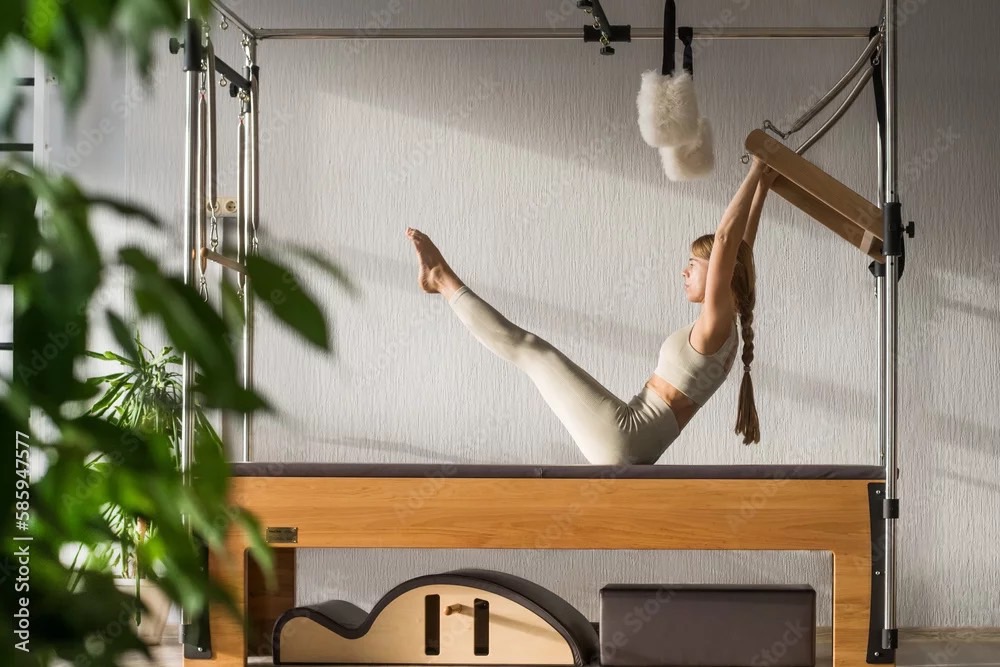 マシンピラティスで体幹を鍛える女性