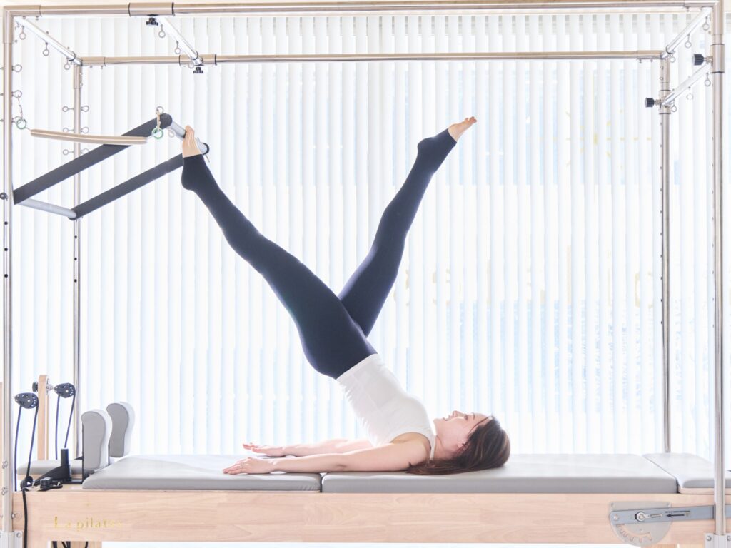 マシンピラティスをする女性