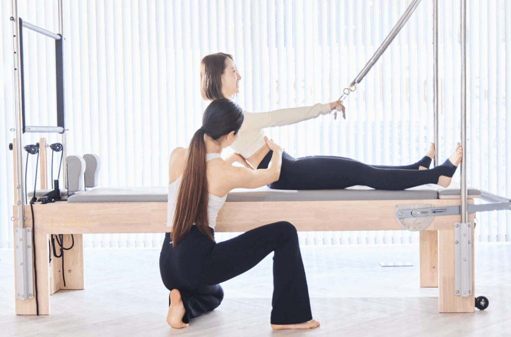 ピラティスインストラクターのレッスンの様子