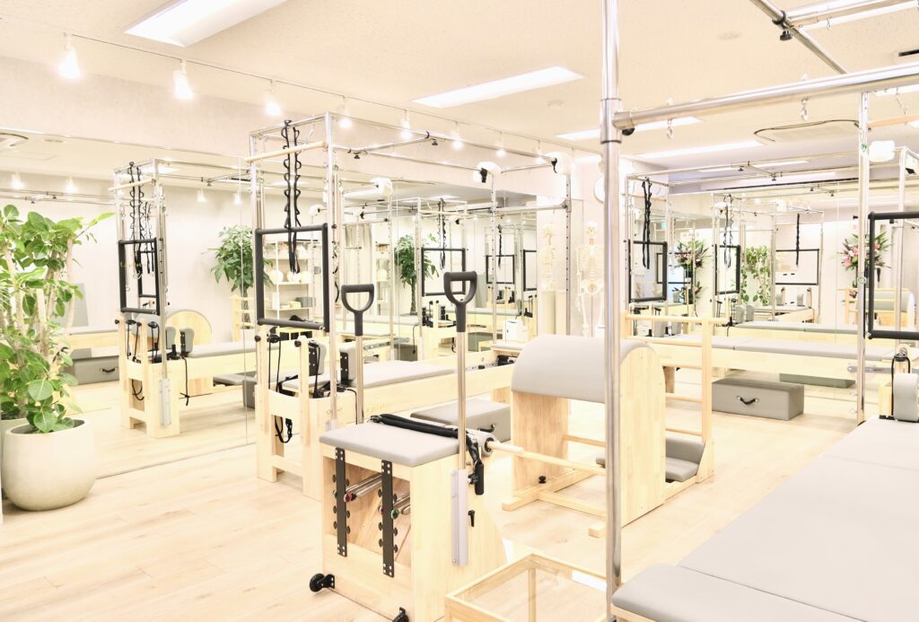 大きな窓と専用マシンが揃う清潔な大和西大寺店スタジオ