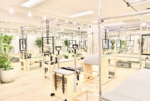 大きな窓と専用マシンが揃う清潔な大和西大寺店スタジオ