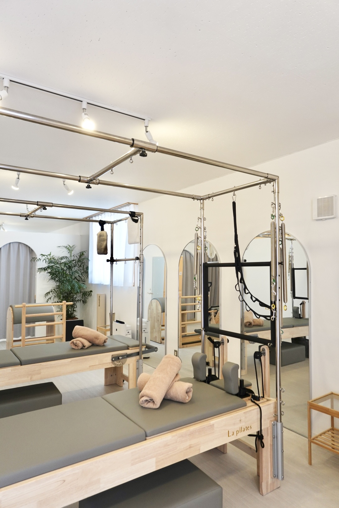 大きな窓と専用マシンが揃う清潔な鳥取あ店スタジオ