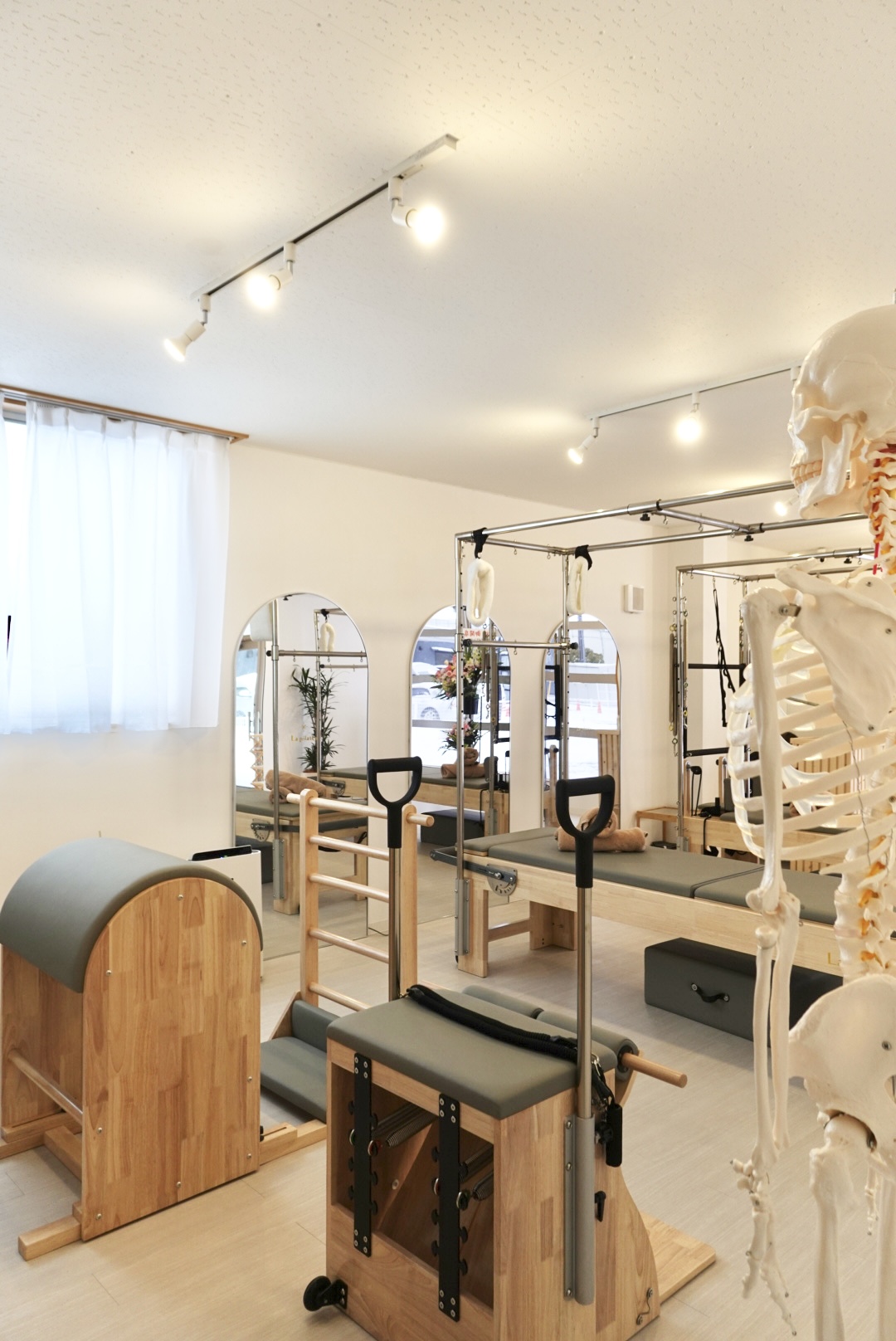 大きな窓と専用マシンが揃う清潔な店スタジオ