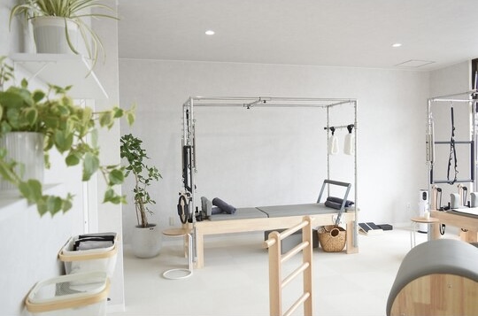 大きな窓と専用マシンが揃う清潔なLa pilates都城店スタジオ