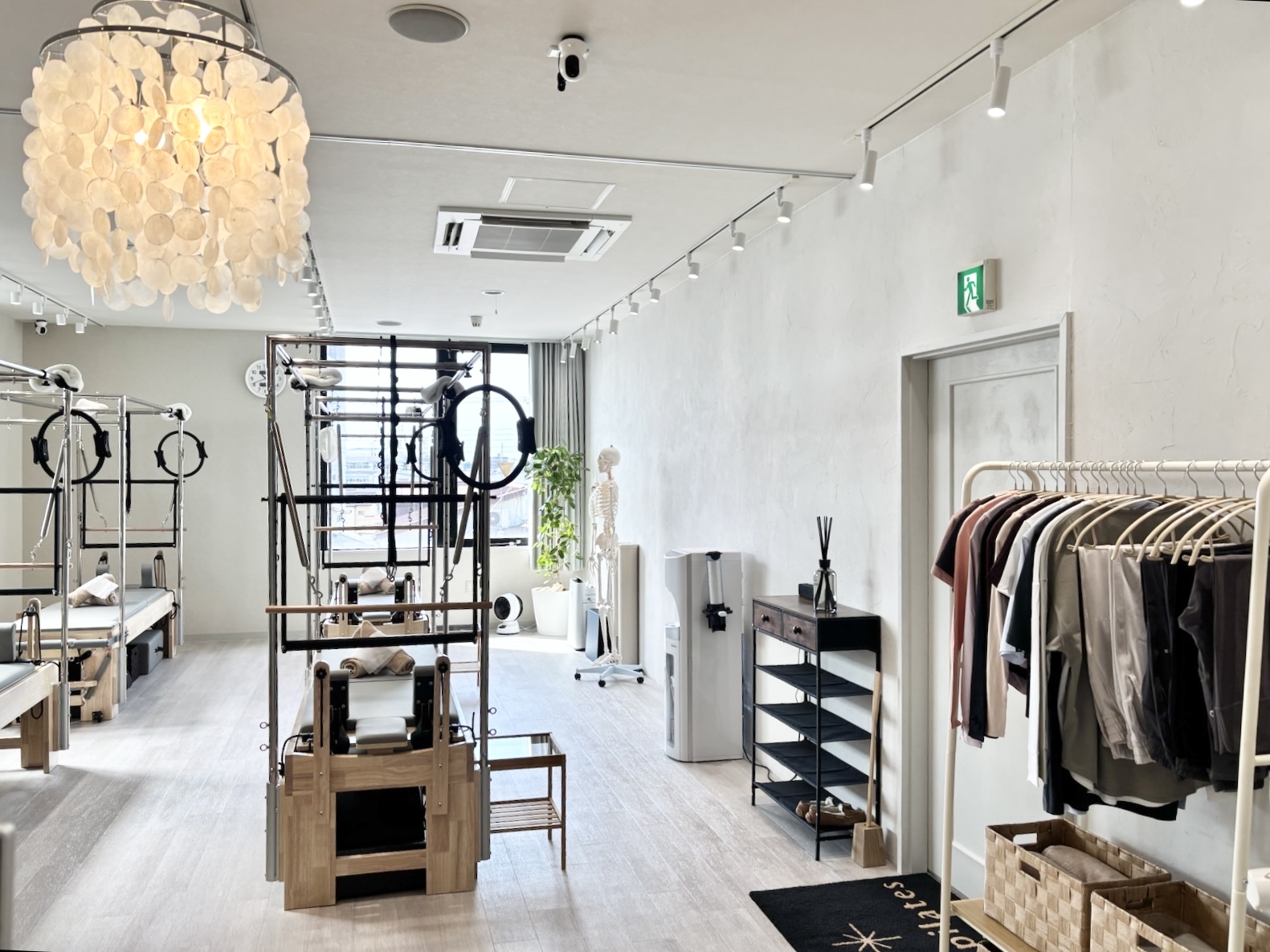 大きな窓と専用マシンが揃う清潔な水戸店スタジオ