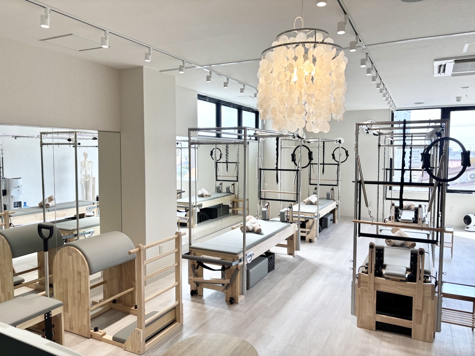 大きな窓と専用マシンが揃う清潔な水戸店スタジオ