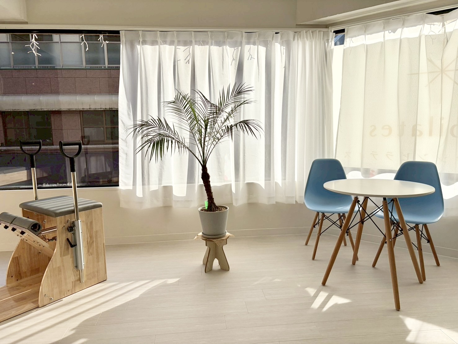 大きな窓と専用マシンが揃う清潔な大分店スタジオ