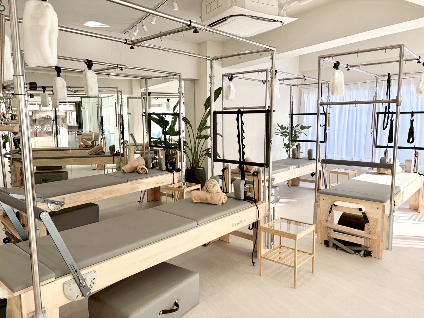 大きな窓と専用マシンが揃う清潔な大分店スタジオ