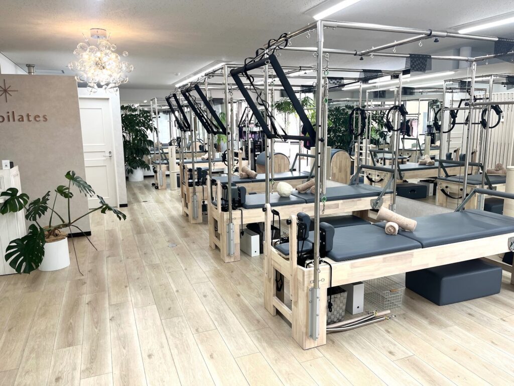 La pilates静岡店のマシンが豊富な店舗内の写真