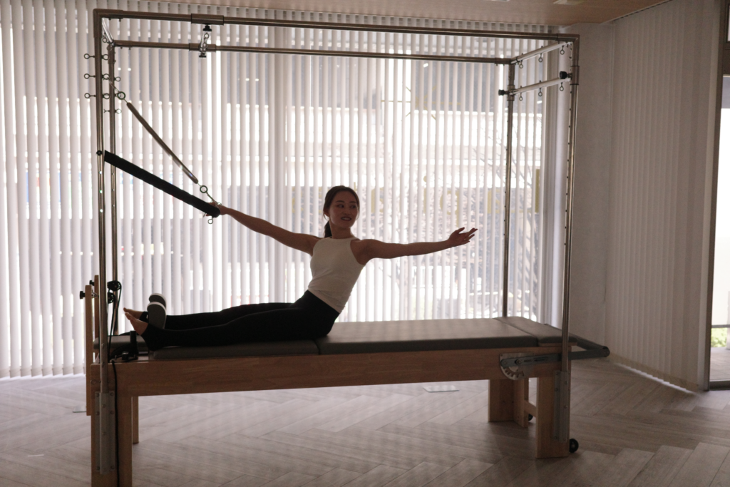 マシンピラティスをする女性