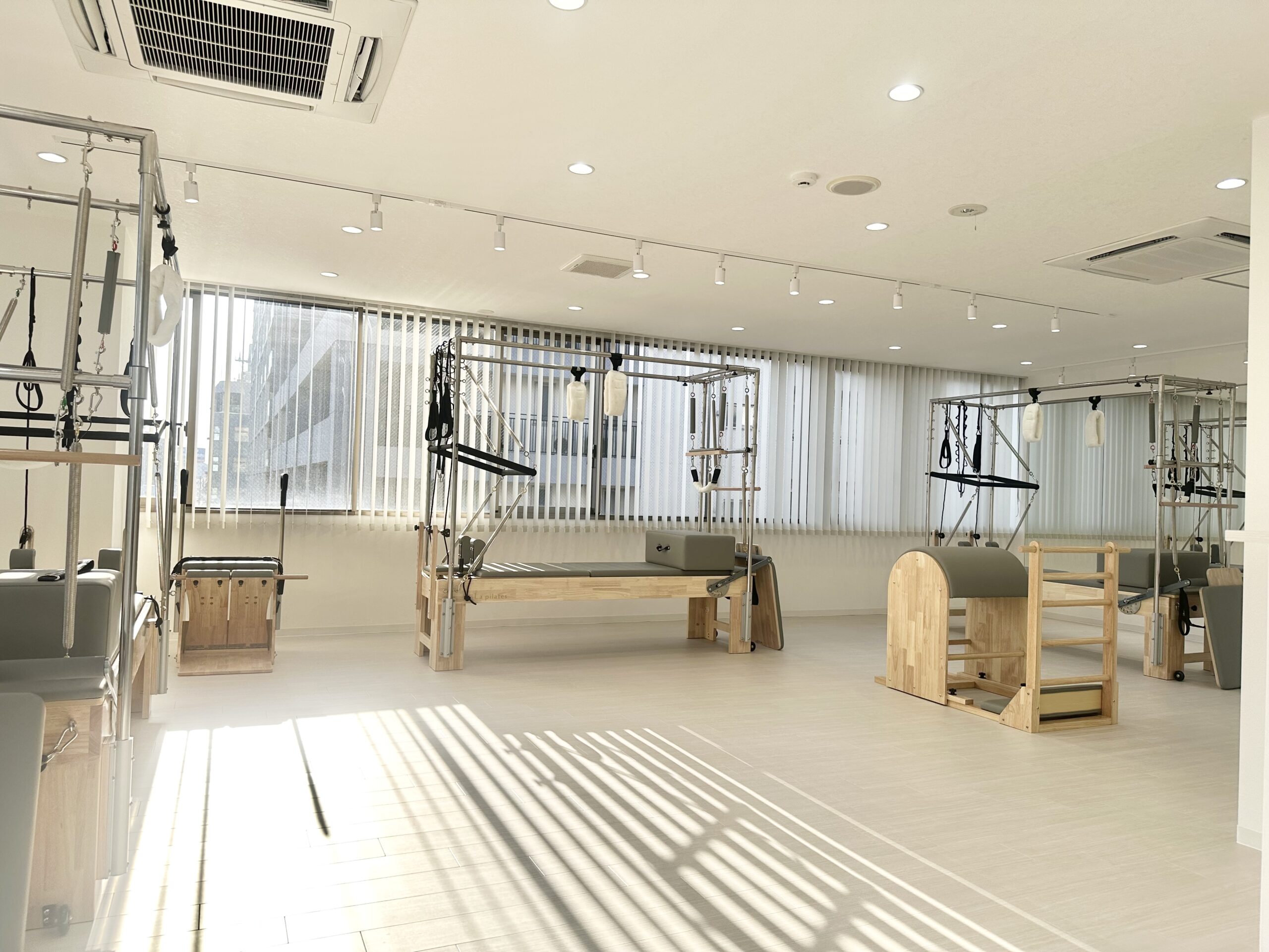 大きな窓と専用マシンが揃う清潔な本厚木店スタジオ