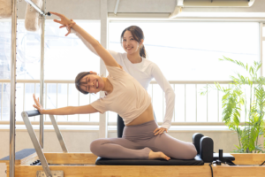 マシンピラティスでストレッチをしている様子