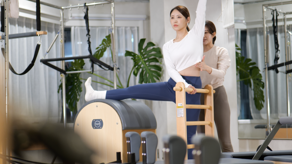 月4回のマシンピラティスで体を整える女性