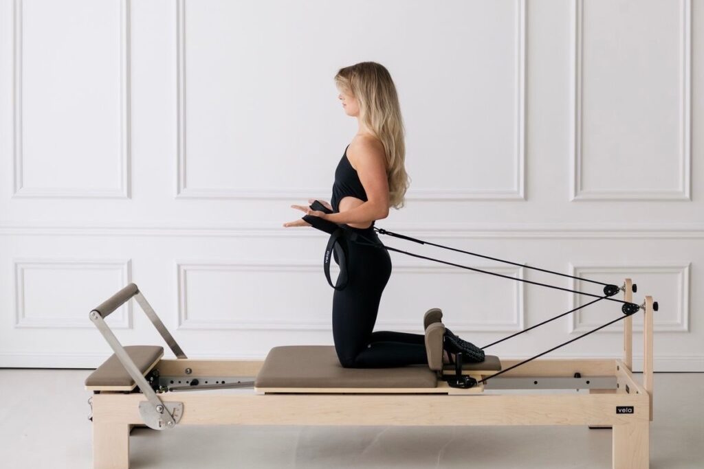 マシンピラティスで心身ともに整える女性