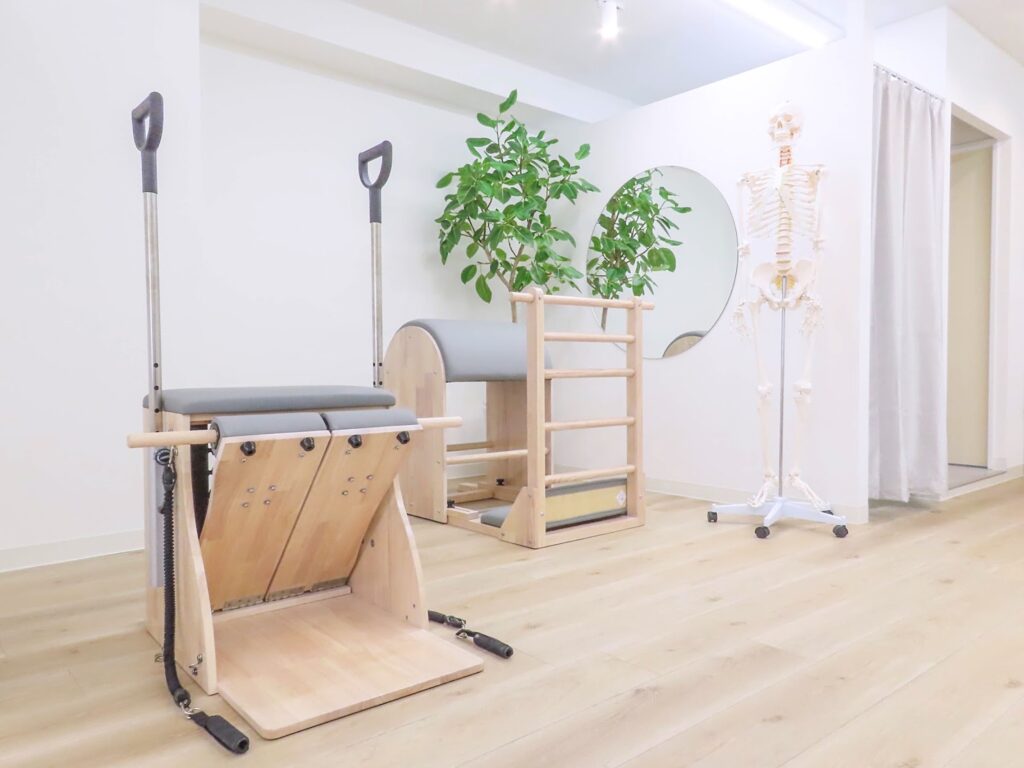 ピラティススタジオの種類豊富なマシン