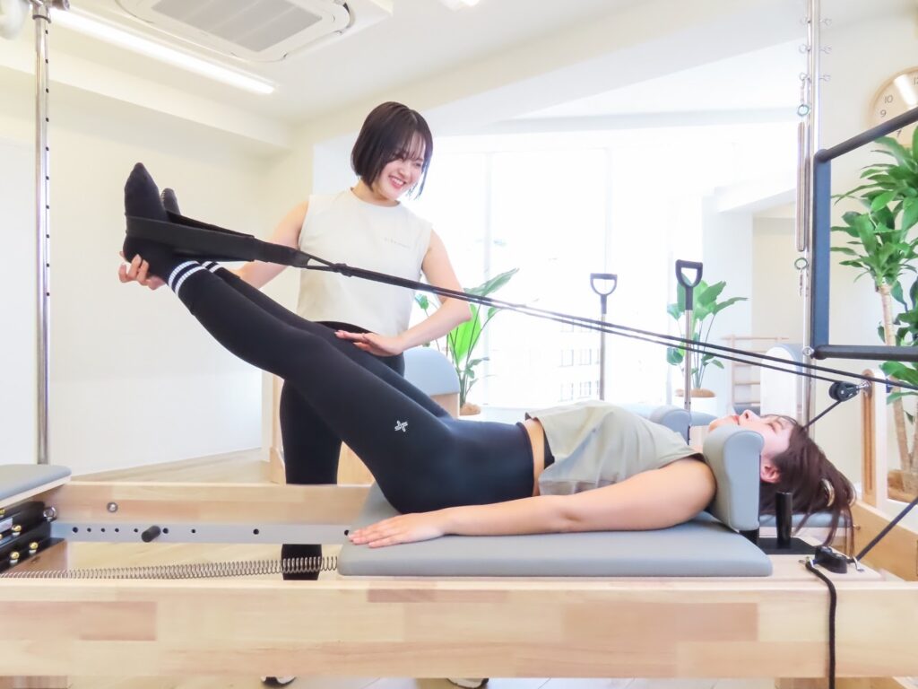 マシンピラティスでフットワークを行なっている様子