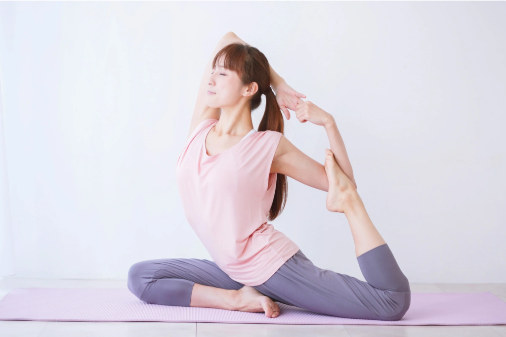 女性　マットピラティスの様子