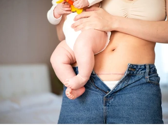 赤ちゃんを抱き抱える女性