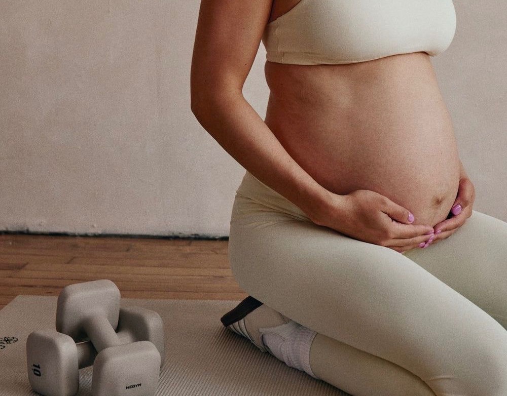 妊娠中の女性が体を整えている様子