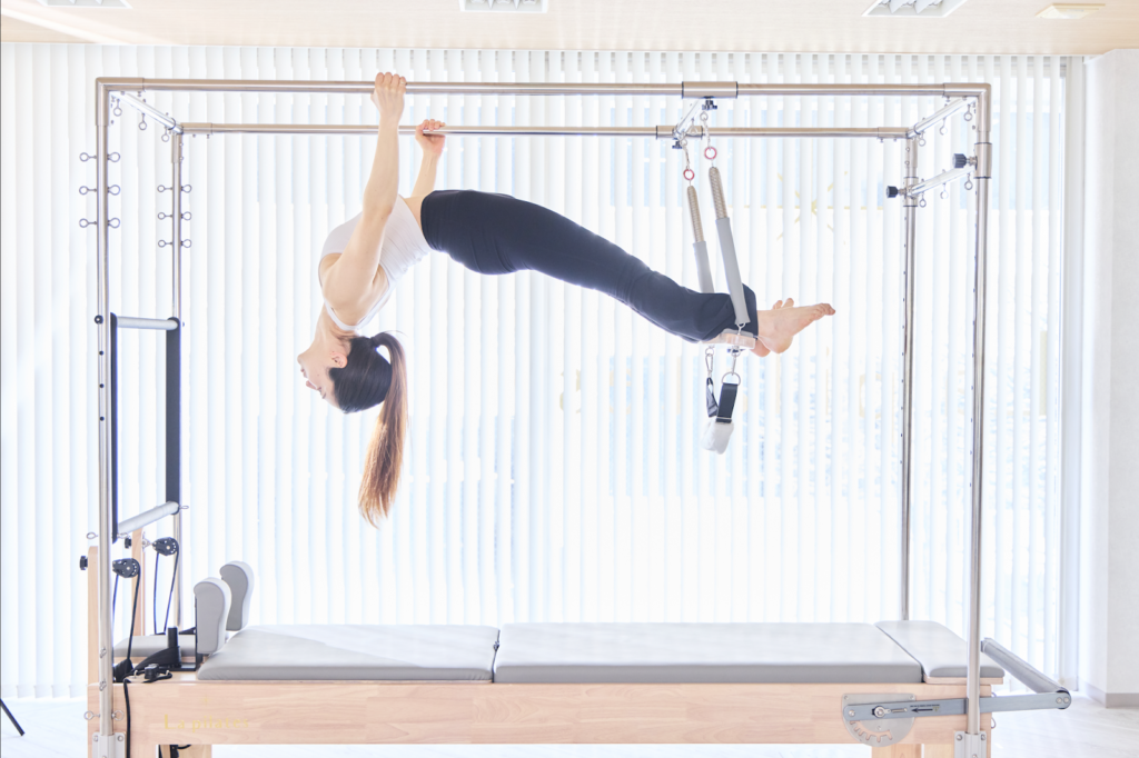 女性専用ピラティススタジオでピラティスをする女性