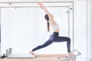 マシンピラティスをする女性