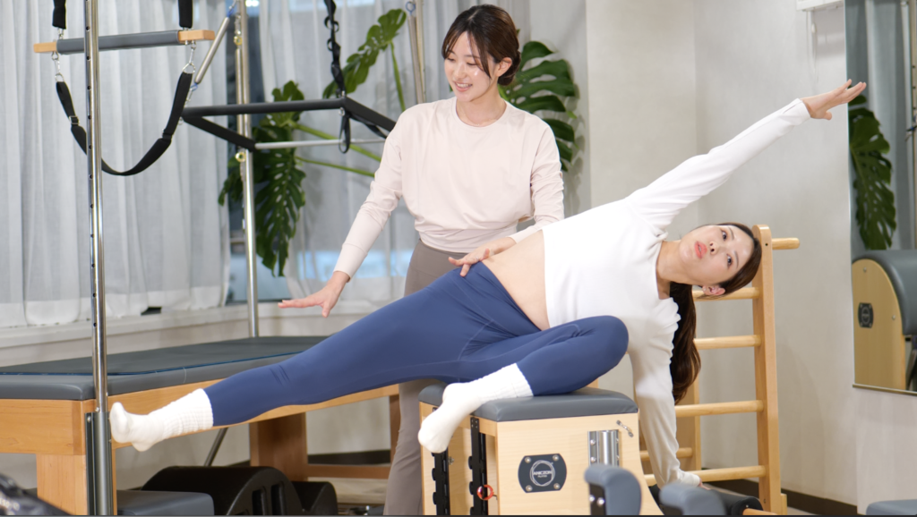 マシンピラティスのマンツーマンレッスンの様子