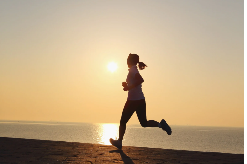 女性 ランニングの様子