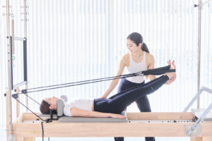 運動が苦手な方におすすめのピラティスレッスンの様子