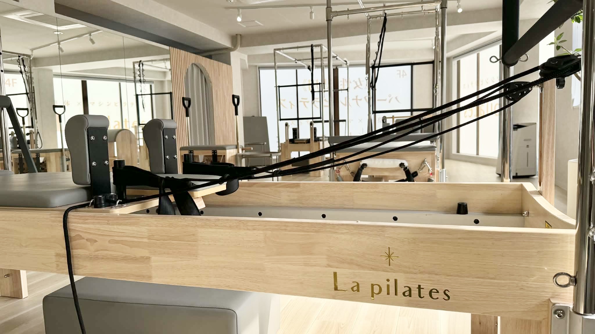 大きな窓と専用マシンが揃う清潔な豊中店スタジオ