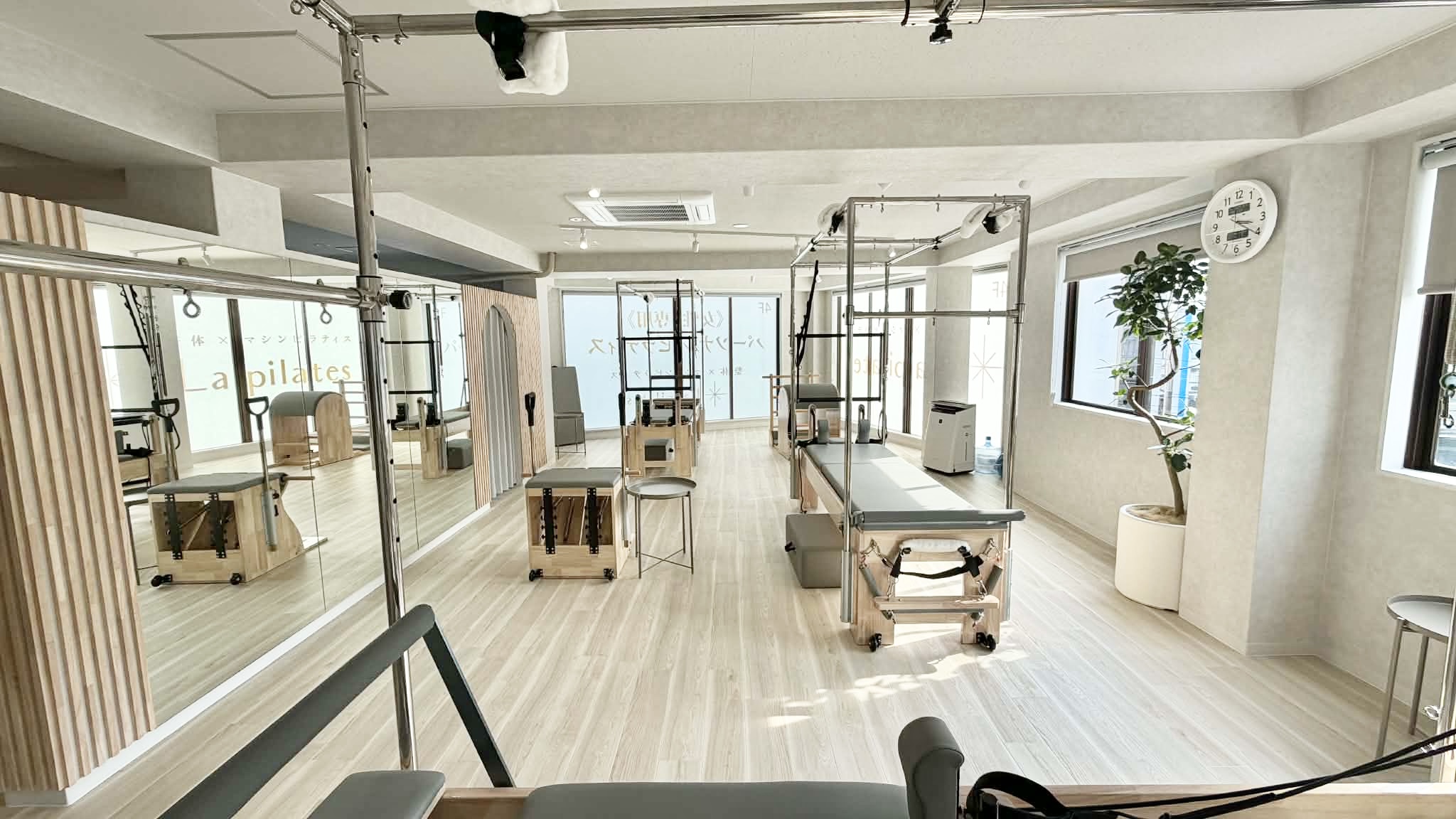 大きな窓と専用マシンが揃う清潔な豊中店スタジオ