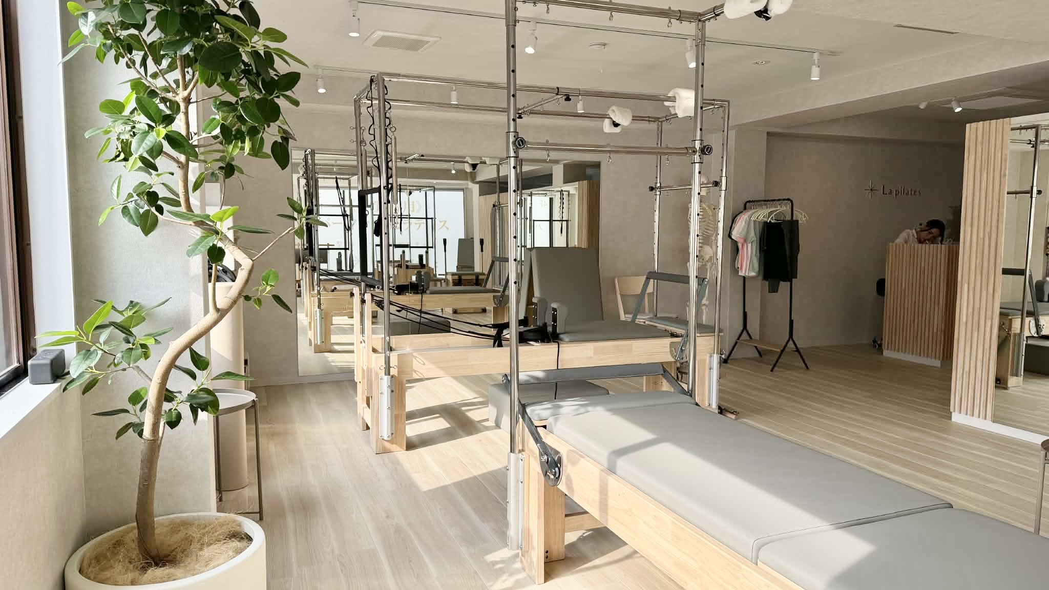 大きな窓と専用マシンが揃う清潔な豊中店スタジオ