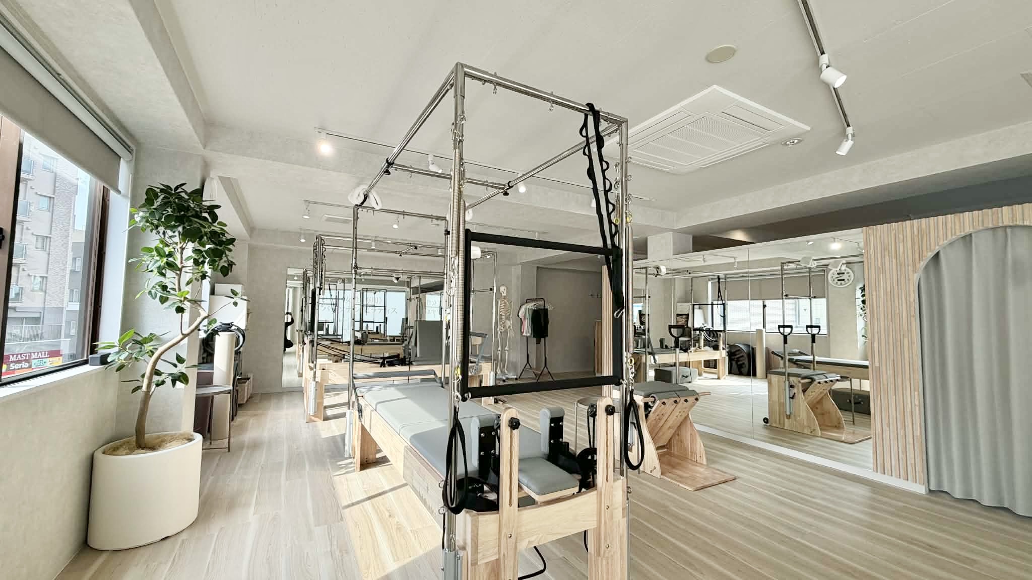 大きな窓と専用マシンが揃う清潔な豊中店スタジオ