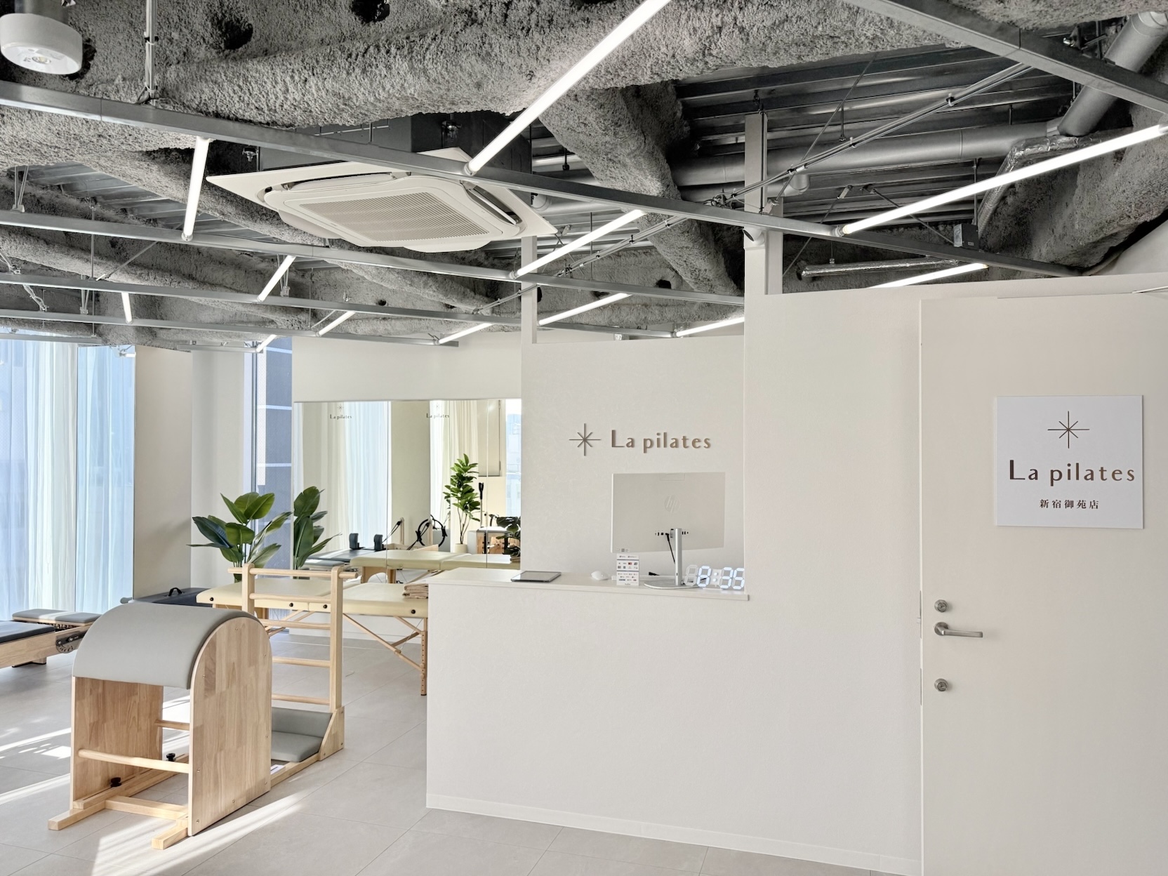 大きな窓と専用マシンが揃う清潔な新宿御苑店スタジオ